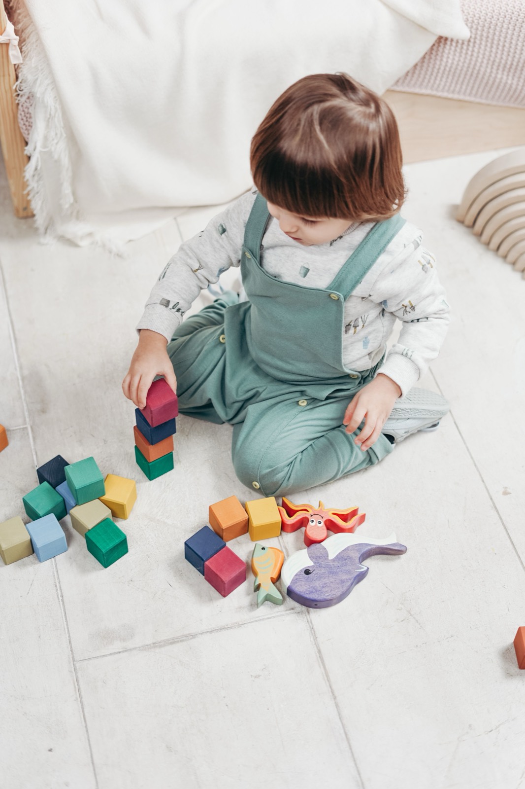 Copil care construiește din cuburi