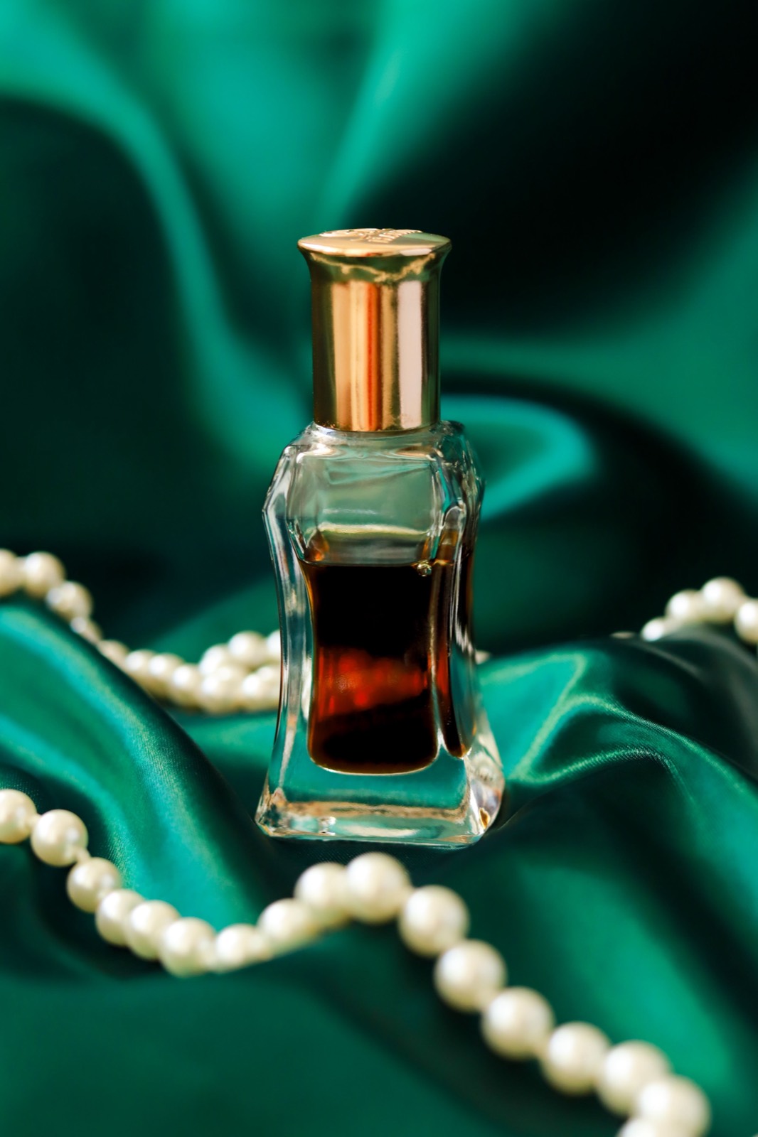 Flacon de attar pe satin verde