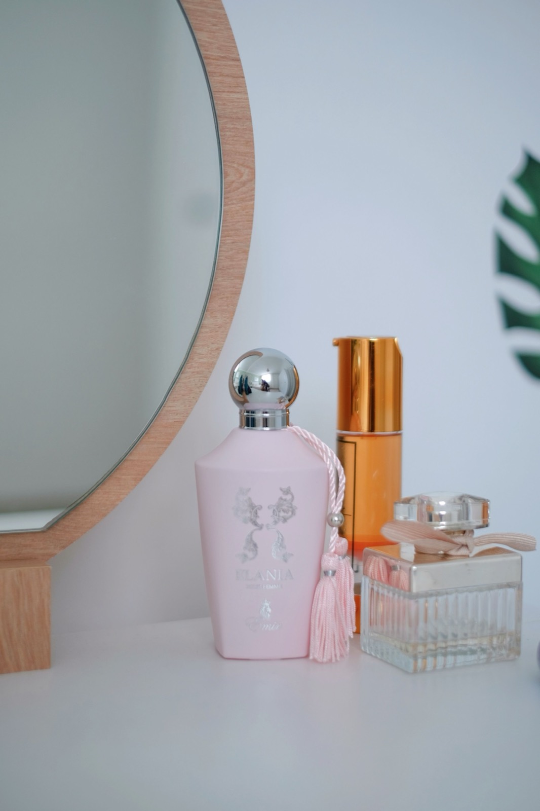 Flacoane de parfum pe o măsuță